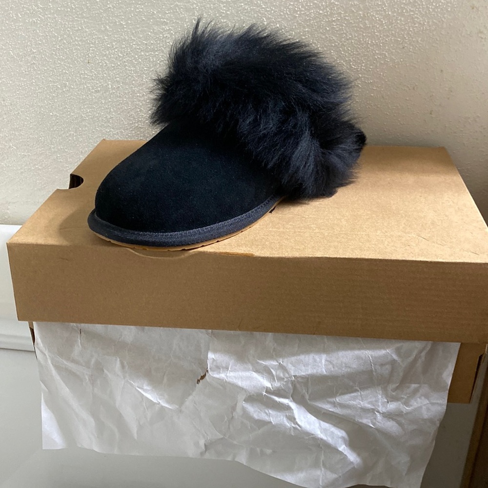 UGG SLIPPERS Size 7 - Picture 3 of 4